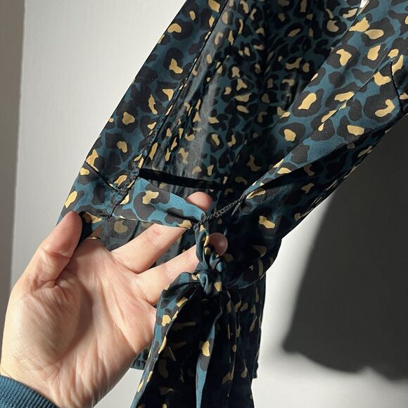 BCBGeneration Wrap Top Size Small Teal Leopard Print Tie Waist V Neck NWT $78 - Picture 6 of 13